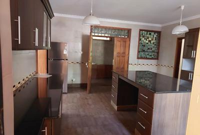 5 Bed Villa with En Suite at Runda
