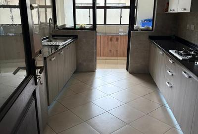 3 Bed Apartment with En Suite in General Mathenge