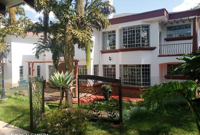 6 Bed House with En Suite in Nyari