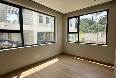 6 Bed Villa with En Suite in Lavington - 2