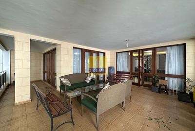 4 Bed Apartment in Riverside - 4