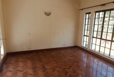 5 Bed House with En Suite in Runda