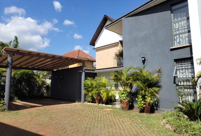 5 Bed Villa with En Suite at Garden Estate