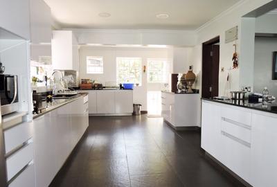 5 Bed Villa with En Suite in Nyari