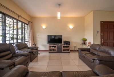 3 Bed Apartment with En Suite in Rhapta Road