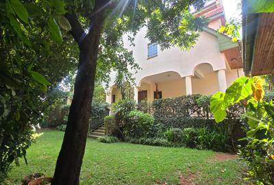 5 Bed House with En Suite in Lavington - 2