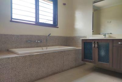 5 Bed Townhouse with En Suite in Lavington