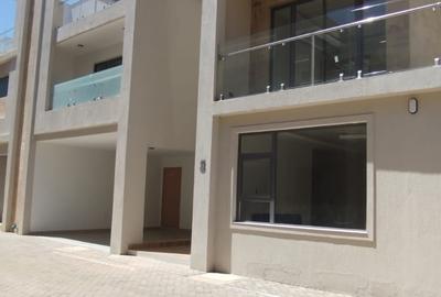 6 Bed Townhouse with En Suite in Lavington - 2