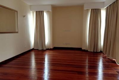 4 Bed House with En Suite in Ridgeways - 4