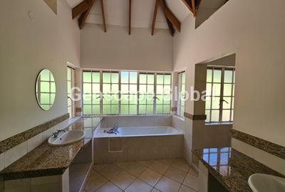 5 Bed House with En Suite in Rosslyn - 3