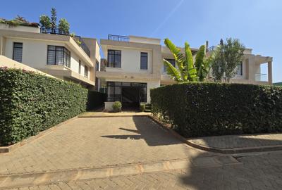 4 Bed House with En Suite in Membley - 2