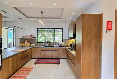 5 Bed House with En Suite in Runda