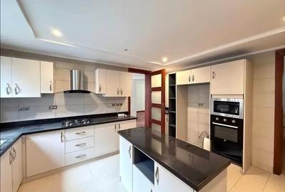 5 Bed Townhouse with En Suite in Lavington - 4