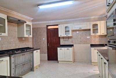 5 Bed Townhouse with En Suite in Lavington