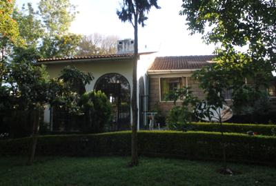 4 Bed House with En Suite at Kerarapon Drive - 4