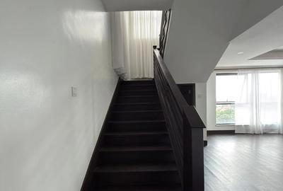 4 Bed Apartment with En Suite at Valley Arcade - 2