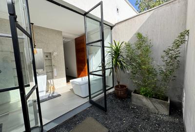 3 Bed House with En Suite in Karen Hardy