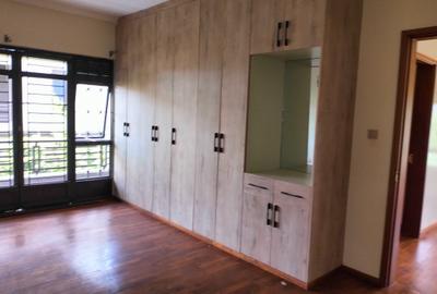 5 Bed Townhouse with En Suite in Runda