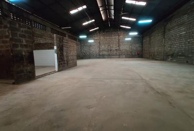 7,500 ft² Warehouse with Parking in Industrial Area