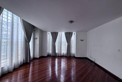 5 Bed Townhouse with En Suite in Lavington - 2