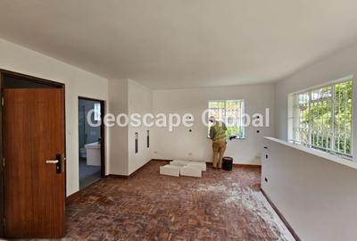 5 Bed House with En Suite in Runda - 2