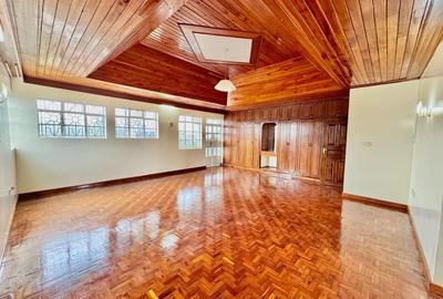 6 Bed House with En Suite in Runda