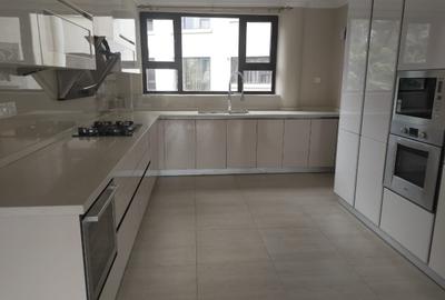 3 Bed Apartment with En Suite in Riverside