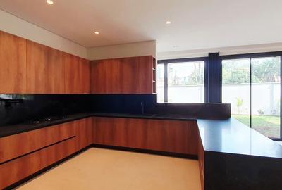 5 Bed Villa with En Suite in Westlands Area - 4