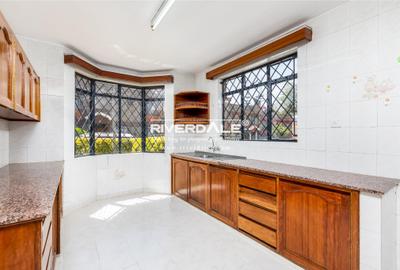 5 Bed Townhouse with En Suite in Lavington - 2