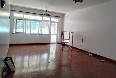 4 Bed Apartment with En Suite in Rhapta Road