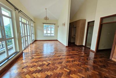 5 Bed Townhouse with En Suite in Lavington - 3