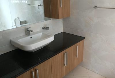 5 Bed Townhouse with En Suite in Lavington - 3