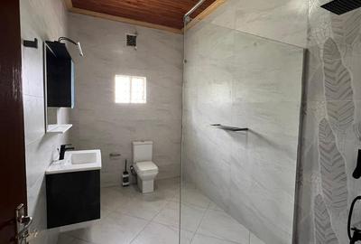 4 Bed Villa with En Suite in Rosslyn - 2