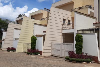 5 Bed Townhouse with En Suite in Kyuna