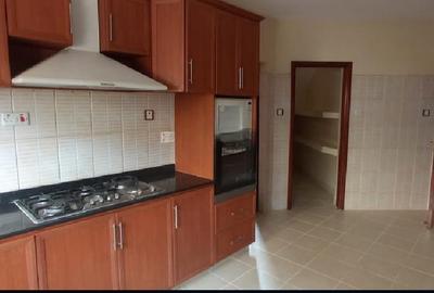 5 Bed Townhouse with En Suite in Lavington - 3