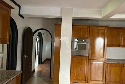 4 Bed Townhouse with En Suite in Riverside - 4