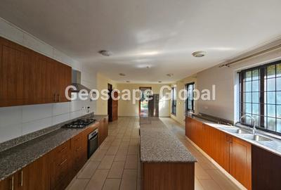 5 Bed House with En Suite in Runda