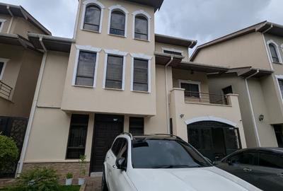 5 Bed Villa with En Suite in Lavington