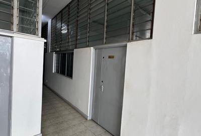 880 ft² Commercial Property with Service Charge Included at Baricho Road