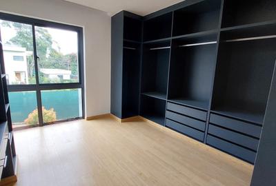 5 Bed House with En Suite at Runda