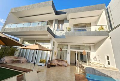 4 Bed Villa with En Suite in Spring Valley