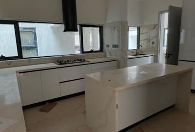 5 Bed Townhouse with En Suite at Lavington - 2