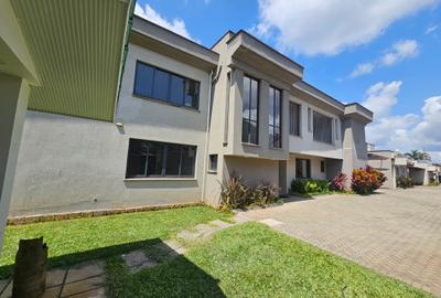 6 Bed Villa with En Suite in Lavington - 2