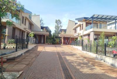 5 Bed House with En Suite in Runda - 2