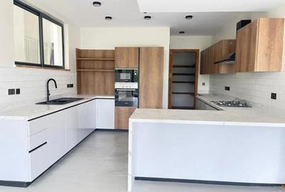Furnished 4 Bed Apartment with En Suite in Spring Valley
