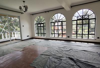 5 Bed House with En Suite in Ridgeways - 2