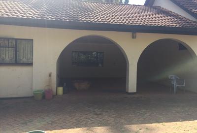 5 Bed House with En Suite in Runda