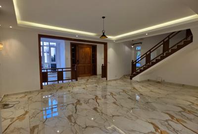 6 Bed Villa with En Suite in Lavington - 2
