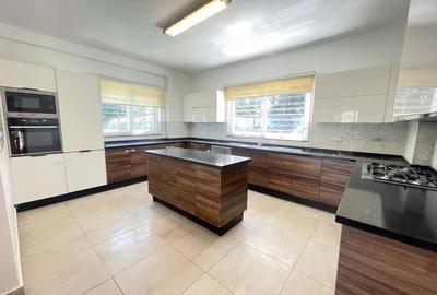 5 Bed Townhouse with En Suite in Lavington