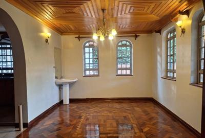 5 Bed House with En Suite in Nyari
